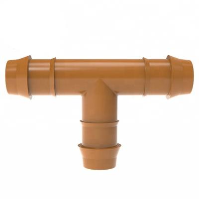 中国 プラスチック潅漑の管の付属品17mmのとげがある滴りのブラウンのティーのコネクター 販売のため