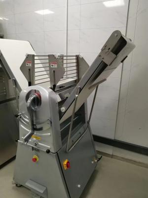 中国 500mmのパン屋のこね粉のSheeter機械Yasur 0.75kwのRevisable頑丈なこね粉のローラー 販売のため