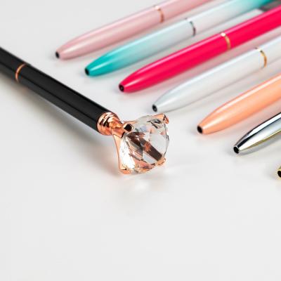 China Pluma de bolígrafo de cristal de diamante personalizado para regalo 2.5g 0.35mm ancho de escritura en venta