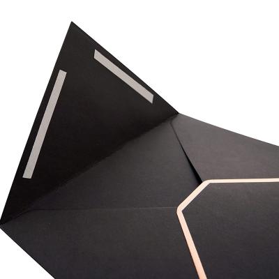 China Bronzierender Logo Black Card Kraft Paper-UVumschlag für Geschäft zu verkaufen