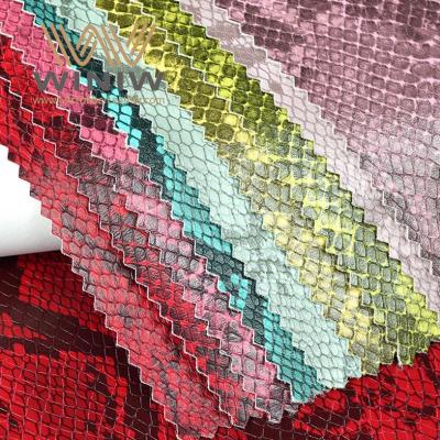China Falsa tela colorida de la piel de serpiente para los productos de costura de cuero auténticos de los bolsos en venta