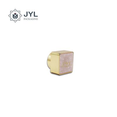 China Casquillo superficial del perfume de Zamac de la resina para el oro cuadrado de la botella hermético en venta