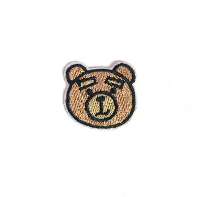 中国 注文パッチはTシャツのブランドのロゴの支持鉄で刺繍される小型で縫う 販売のため