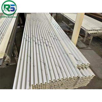 China Milieuvriendelijk lineair metalen plafond met 0,9 mm wit aluminium plafond Te koop