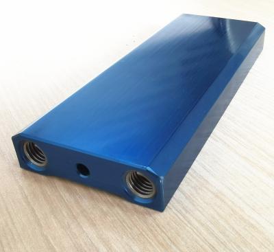 Chine Le bleu a anodisé le profil en aluminium en aluminium fait sur commande d'extrusion des parties de commande numérique par ordinateur/0.8mm-10mm à vendre