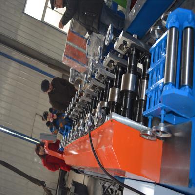 China Perno prisionero de acero 45# y rollo de la pista que forma la máquina con el sistema de control del PLC en venta