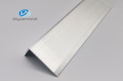 Chine T5 glissent non l'escalier en aluminium flairant, flair bullnose en aluminium d'escalier de 44x29mm à vendre
