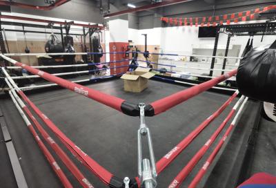 中国 スクリューレスの鉄骨フレームのボクシング戦いリング装置ロープは5/6/7メートルをカバーする 販売のため