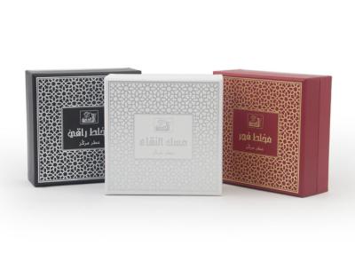 China Caja de papel del perfume hermoso del regalo que empaqueta con el sellado caliente, rojo negro blanco en venta