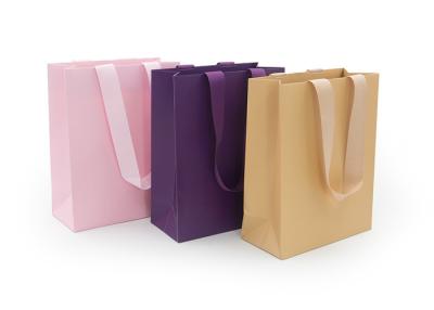 China Saco de papel atual colorido sustentável, sacos de papel personalizados dos doces à venda