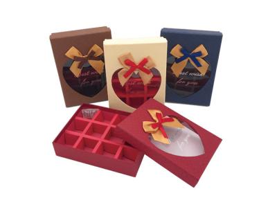 China Pequeña caja de regalo de lujo del chocolate con los arcos de la cinta y la ventana en forma de corazón en venta