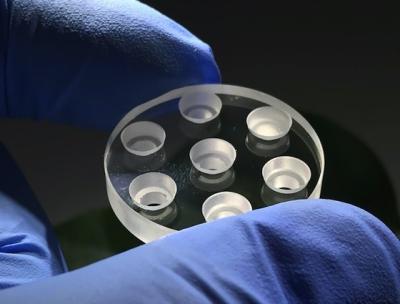 China Peça de vidro do conjunto da lente da safira redonda com condutibilidade térmica de elevação de furo do dissipador à venda