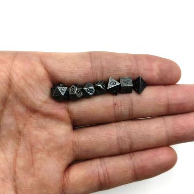 Китай Подземелья и драконы Индивидуальные игральные кости забавной формы Мини-многогранные игральные кости RPG продается