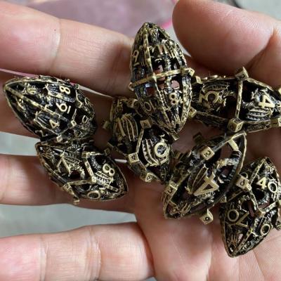 China Creative Rugby Theme Metal Hollow RPG Dice Set Dragon And Dungeon DND à venda