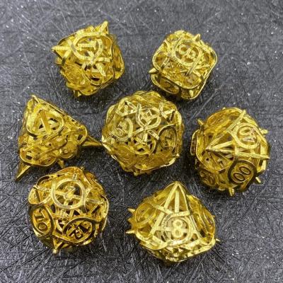 Chine Thorns Hollow Metal Dice Set Kusalu RPG Dragon And Dungeon DND à vendre