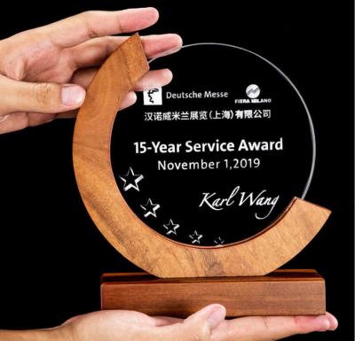 中国 Individualized Custom Resin Trophies Crystal And Solid Wood Combination Trophy 販売のため