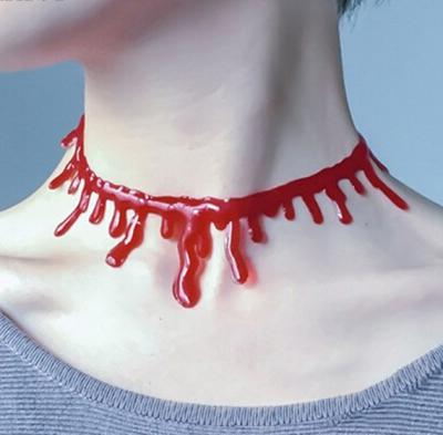 China Plastic Halloween Decoration Necklace Horror Vampire Dark Blood Necklace Party Props Halloween Makeup à venda