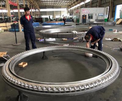 China De drievoudige Rij Rubberverbinding 42CrMo4V paste Zwenkend Ring And Stacker Bearing Factory aan Te koop