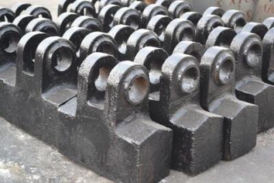 China Bastidores bimetálicos y forjas de la cabeza de martillo de la trituradora de piedra Mn13Cr2 del impacto del cemento en venta