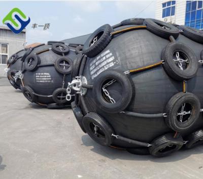 Chine Amortisseur en caoutchouc marin pneumatique de dock de durée de vie de couleur noire à vendre