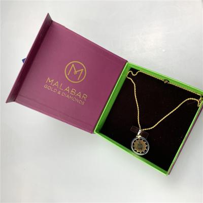 China Magnetische Schließungs-Papier-Schmuck-Geschenkboxen mit Goldfolie Logo Velvet Insert Necklace Box zu verkaufen