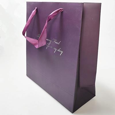 中国 Ribbon Handle Purple Paper Bag Silver Stamping Logo Bowknot Jewelry Gift Shopping Bag 販売のため