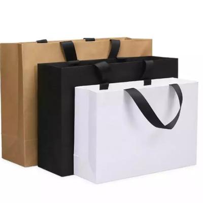 中国 ブラウン白く黒いクラフト袋のハンドメイドの注文のロゴ リボンのハンドルが付いている紙袋をリサイクルするため 販売のため