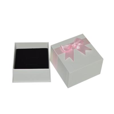 中国 ピンクのリボンが付いている小型白いハンドメイドの革宝石箱の正方形のボール紙 販売のため