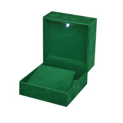 中国 LEDライトが付いている吊り下げ式のブレスレットのビロードの宝石類のギフト用の箱の緑の正方形 販売のため
