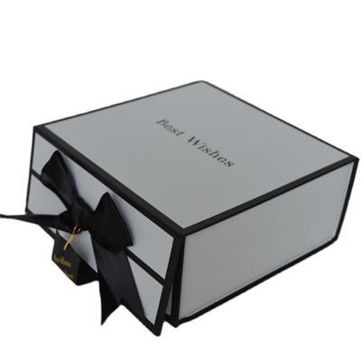 China Ribbons White Magnetic Closure Gift Boxes Perfume Paper Cosmetic Packaging for sale