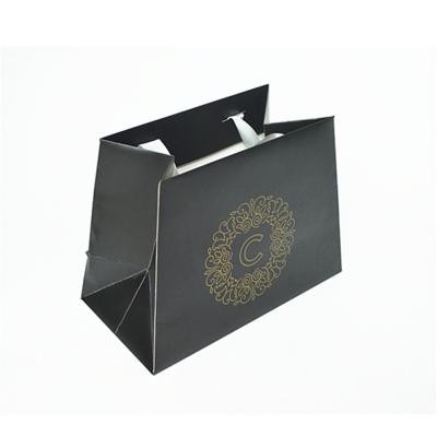 China La laminación brillante imprimió los bolsos negros de papel del regalo de las bolsas con las manijas de la cinta en venta