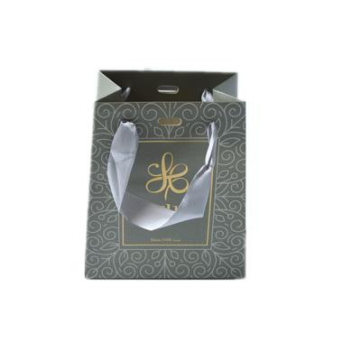 China El regalo de papel de la joyería de la perla revestida de plata empaqueta a Logo With Ribbon Handles de sellado caliente en venta