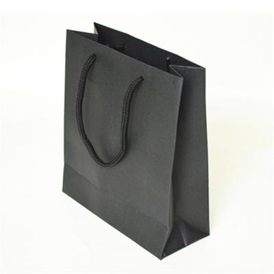 China Sacos do presente de Matte Black Custom Recycled Paper personalizados com corda do gancho à venda