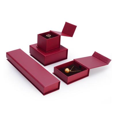 China Collar de la joyería y caja de regalo rojos de la pulsera con el cierre magnético en venta