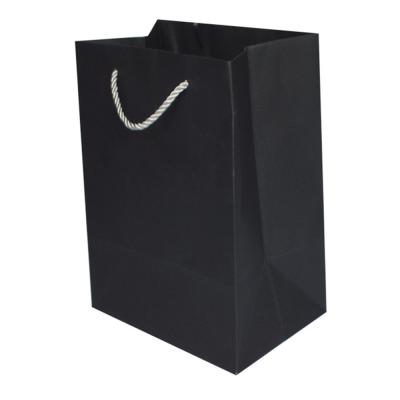 中国 黒いショッピングによってリサイクルされるペーパー ギフトはハンドルとハンドメイド25cmの長さを袋に入れる 販売のため