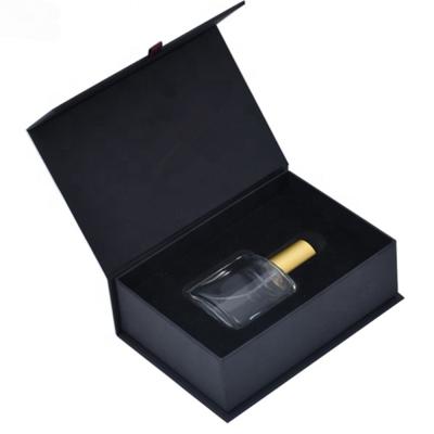 China Botellas de vino magnéticas de Matte Black Foam Insert For de la caja de regalo del cierre de la cartulina del perfume en venta