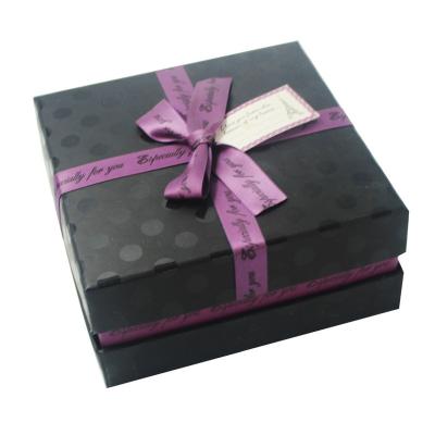 China La caja de regalo de papel de la joyería de CMYK con Niza el cuadrado del Bowknot forma la caja llana del color mezclado en venta