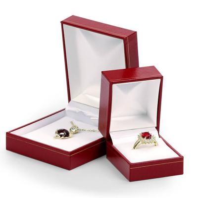 中国 色のペーパー宝石箱の金ラインが付いているプラスチック ギフト用の箱は白いサテン別の色のビロード リング ディスプレイ・ケースを挿入する 販売のため