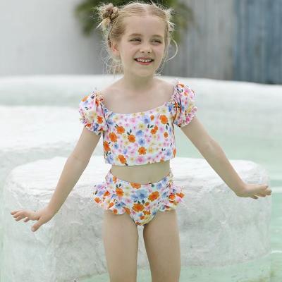 Chine Blanc de fente du maillot de bain des petites filles imprimé deux morceaux de fille de maillot de bain de dentelle de maillot de bain de décoration à vendre