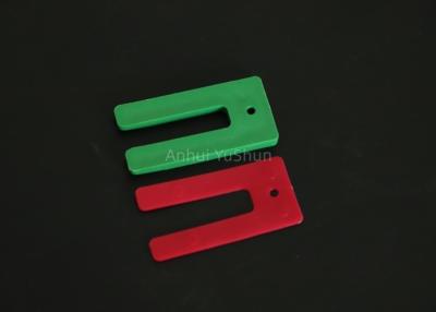 China Ferradura plástica em forma de u vermelha 6.4mm dos calços dos empacotador da janela à venda