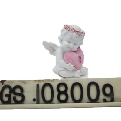 China Custom Cheap Resin Decorative Lovely Resin Baby Angels Figurine Resin Hug Heart Cupid Ornament for sale