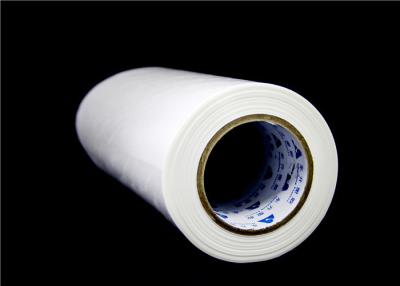 China punto caliente 100°C del derretimiento de la película adhesiva del derretimiento del PES del grueso de 0.15m m para el hierro de la materia textil en venta