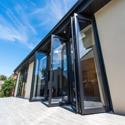 China Puerta exterior de cristal de aluminio del BI-doblez para el color del negro del patio en venta