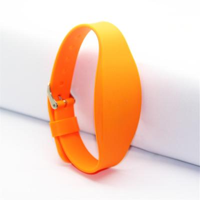 China 860-960mhz Long range reading slap silicone wristband UHF ceramic chip Bracelet for sports Race for sale