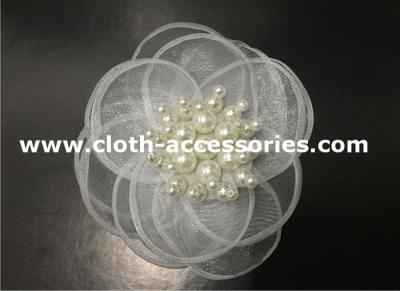 中国 12G 真珠が付いている人工的な白い生地の花のコサージュの毛の付属品 販売のため