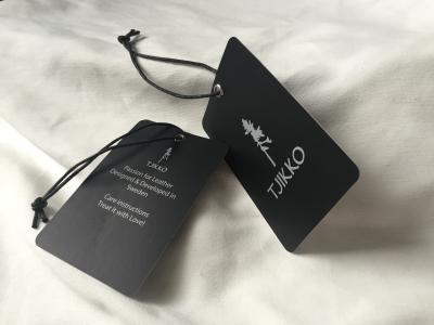 China Ambas etiquetas colgantes de la ropa del papel de arte del logotipo de la plata del lado con el cordón encerado negro en venta