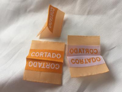 China Las etiquetas impresas tejidas aguja para los polos, centro doblado personalizaron etiquetas que hacían punto en venta