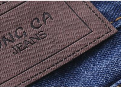 中国 ロゴのヴェルクロ革衣類のラベルが付いている印刷できる浮彫りにされた革パッチ 販売のため