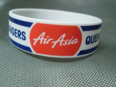 China Trade Show Promotional Items Giveaways Embossed Silicone Wristband Bracelet for sale