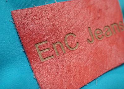 Chine Labels véritables personnalisés et étiquettes de cuir de relief de logo en métal pour des vêtements à vendre